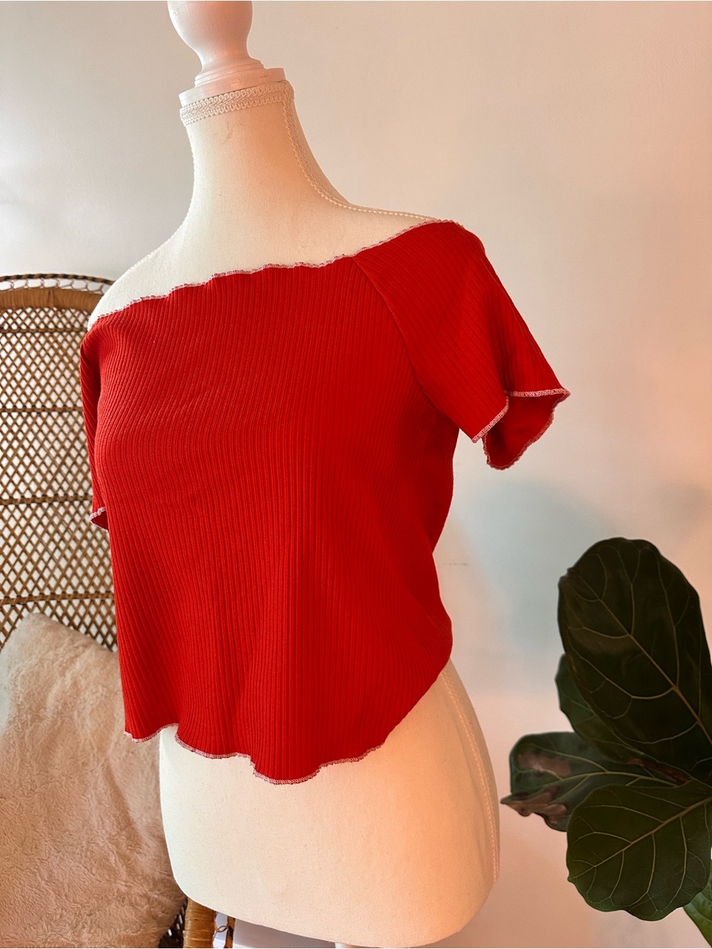 Off-Shoulder Red Ribbed Crop Top - Picture 2 of 2